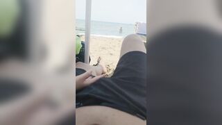Mi tocca il cazzo in spiaggia e mi eccita