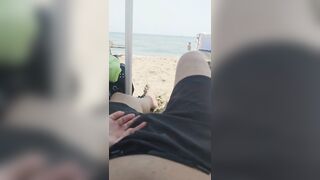 Mi tocca il cazzo in spiaggia e mi eccita