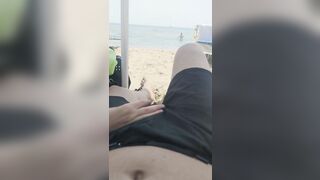 Mi tocca il cazzo in spiaggia e mi eccita
