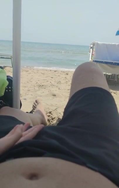 Mi tocca il cazzo in spiaggia e mi eccita