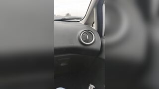 Fidanzata troia sega il ragazzo in auto in autostrada