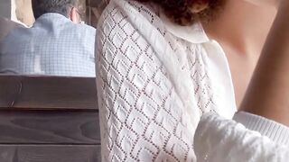 Fa la troia al ristorante uscendo le tette e toccandosi la fica