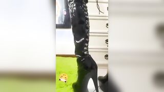 Mia Venus stivali hot mostra il culo