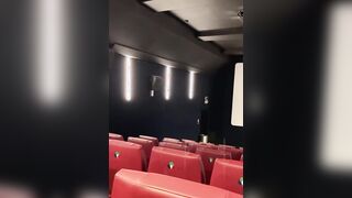 Esibizionismo al cinema ragazza italiana