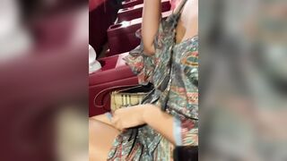 Esibizionismo al cinema ragazza italiana