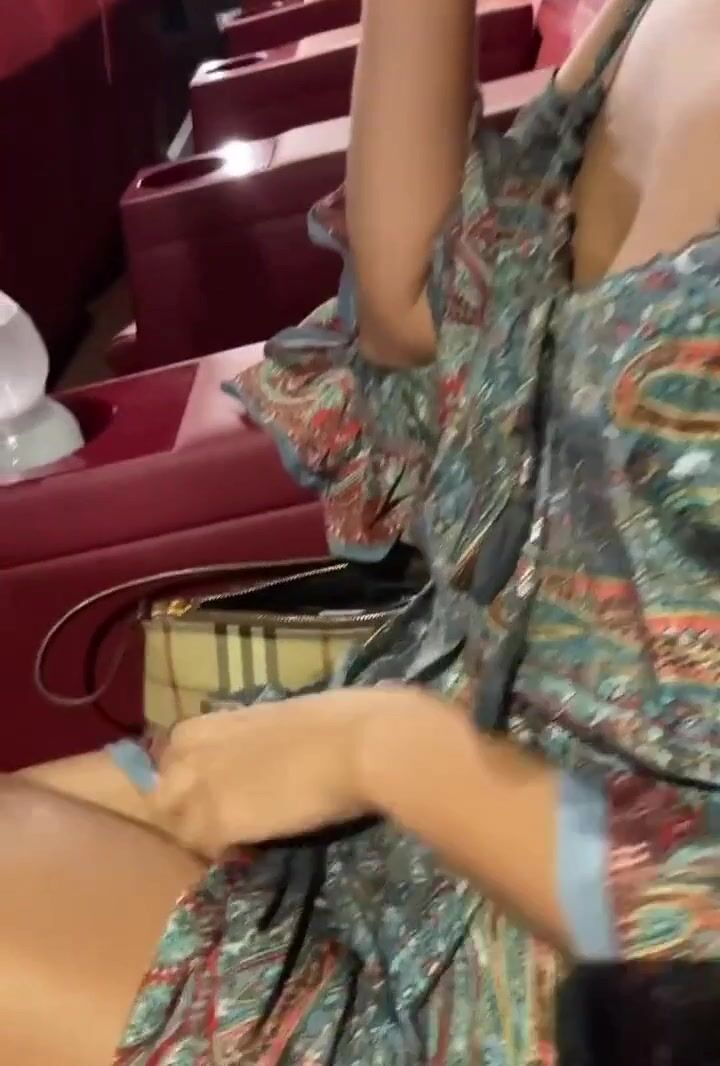Esibizionismo al cinema ragazza italiana
