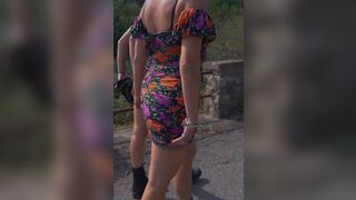 Ragazza italiane passeggiano e si palpano il culo outdoor