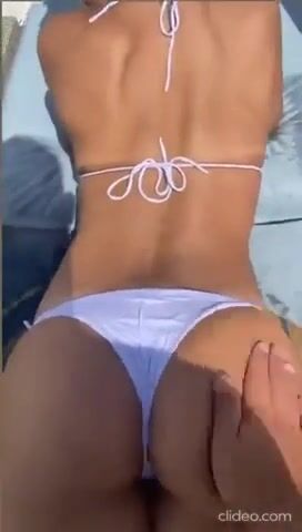Alessia M. palpata in bikini in piscina
