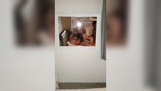 Moglie scopata da due singoli davanti a marito segaiolo