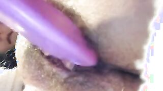 Mi scopo la fica con la spazzola