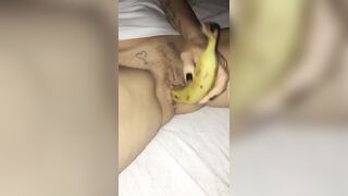 Si masturba con la banana ma poi vuole il cazzo