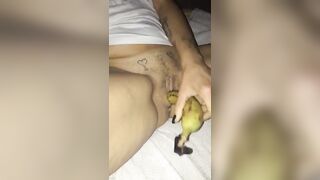 Si masturba con la banana ma poi vuole il cazzo