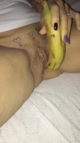 Si masturba con la banana ma poi vuole il cazzo
