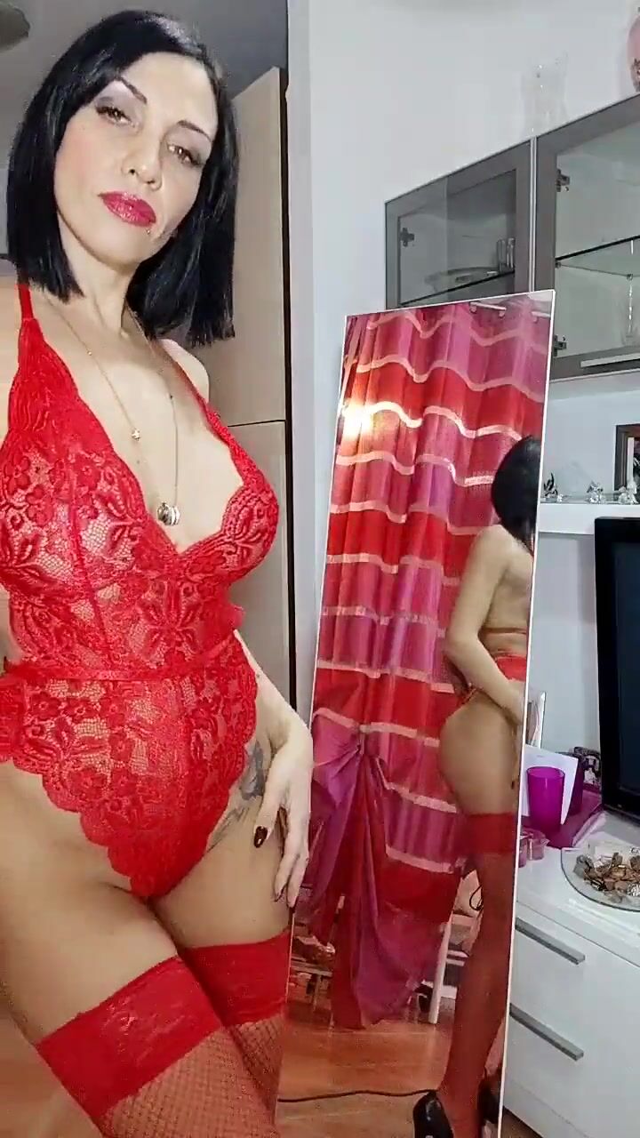 Giulia Diamond in lingerie rossa
