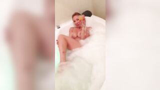 Veronica Belli amatoriale in vasca nuda