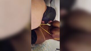 Schiavo gay succhia il cazzo a trans con grosso cazzo