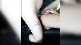 Moglie condivisa scopata da bull nel culo in macchina