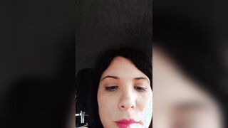 Non lo fare colare che mi sporchi i pantaloni INGOIA TUTTO