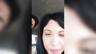 Non lo fare colare che mi sporchi i pantaloni INGOIA TUTTO