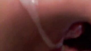 Biondina a pecorina e sborrata in faccia