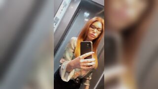 In ascensore capezzoli duri