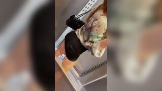 In ascensore capezzoli duri