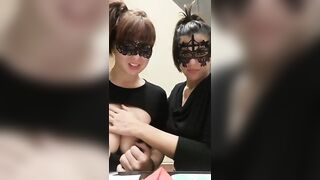 Ragazze italiane fanno le porcelle a cena