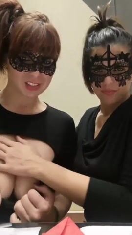 Ragazze italiane fanno le porcelle a cena
