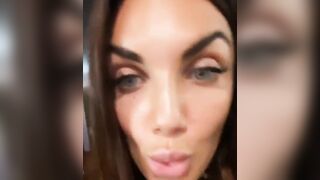 Elettra Lamborghini outfit da troia per uscire