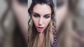 Bresciana zoccola si masturba nel bagno del ristorante