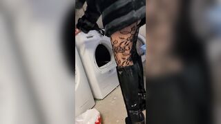 Moglie che fa la lavatrice vestita da troia