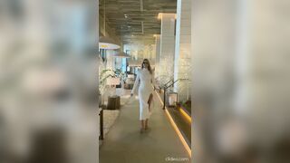 Rita Rusic in abito bianco sexy