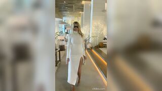 Rita Rusic in abito bianco sexy