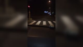 Palpo le tettone di mia moglie in macchina