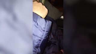 Palpo le tettone di mia moglie in macchina