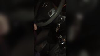 Palpo le tettone di mia moglie in macchina