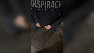 Schiavo preso a calci nelle palle per stada