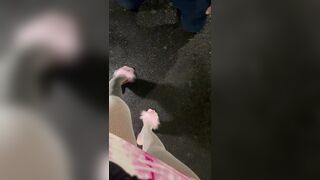 Schiavo preso a calci nelle palle per stada