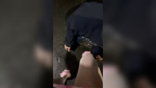 Schiavo preso a calci nelle palle per stada