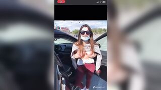 Italiana si spoglia nuda nel parcheggio del centro commerciale