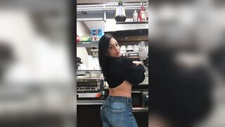 Sara P. prepara caffè al bar in topless QUESTA VOLTA MI ARRESTANO