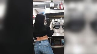 Sara P. prepara caffè al bar in topless QUESTA VOLTA MI ARRESTANO