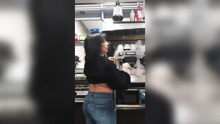 Sara P. prepara caffè al bar in topless QUESTA VOLTA MI ARRESTANO