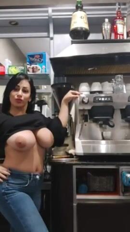 Sara P. prepara caffè al bar in topless QUESTA VOLTA MI ARRESTANO
