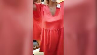 Mamma esibizionista ripresa nuda in camerino