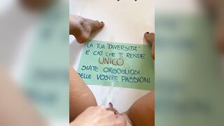 Pisciatina nella vasca da bagno Milf italiana con messaggio sociale