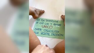 Pisciatina nella vasca da bagno Milf italiana con messaggio sociale