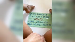 Pisciatina nella vasca da bagno Milf italiana con messaggio sociale