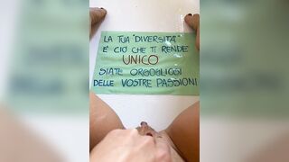 Pisciatina nella vasca da bagno Milf italiana con messaggio sociale