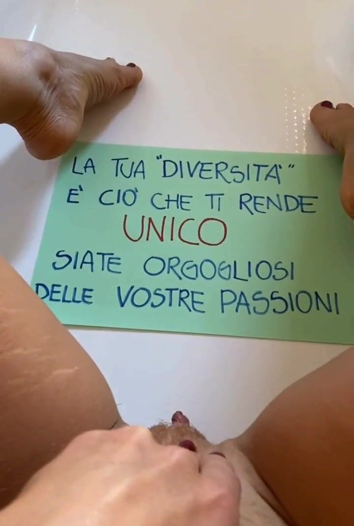 Pisciatina nella vasca da bagno Milf italiana con messaggio sociale